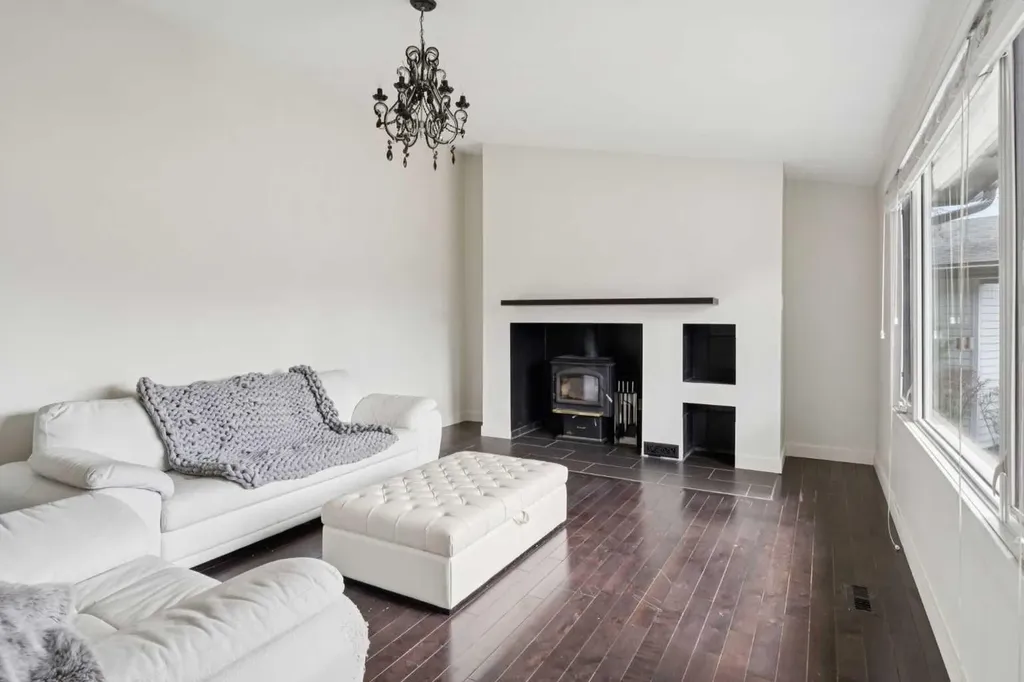 214 Springwood Place SW Calgary AB T2W 0L3