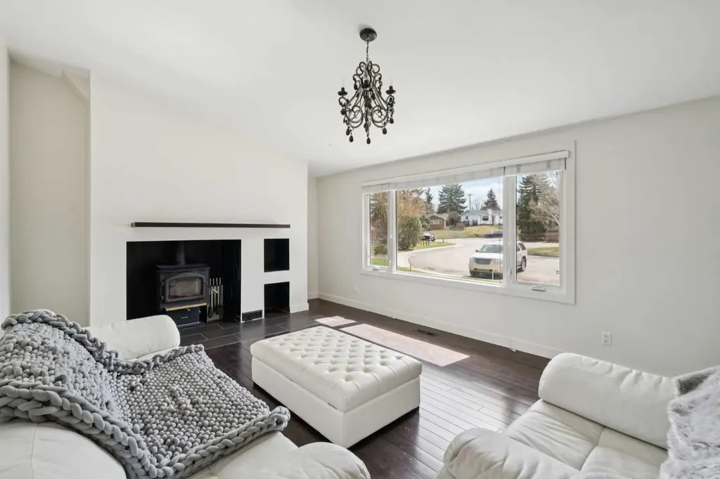 214 Springwood Place SW Calgary AB T2W 0L3
