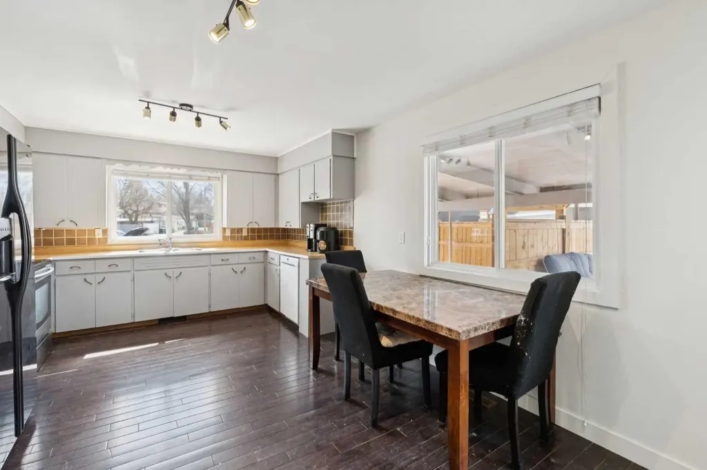 214 Springwood Place SW Calgary AB T2W 0L3