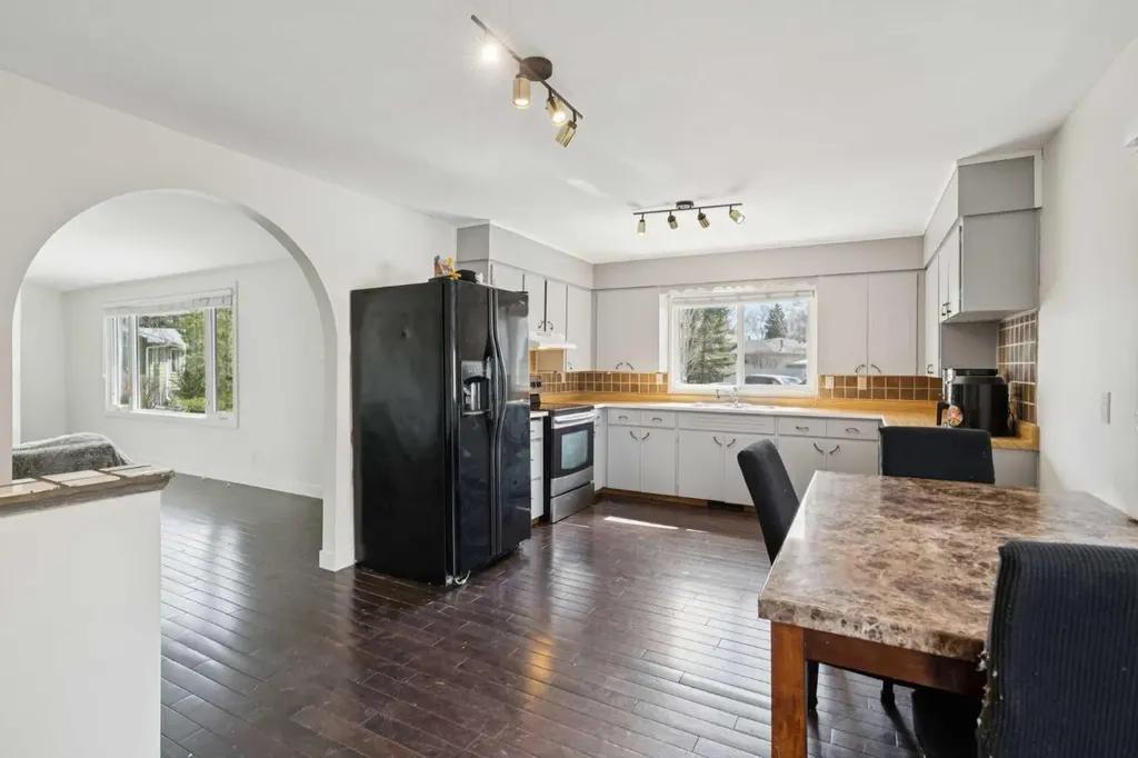 214 Springwood Place SW Calgary AB T2W 0L3