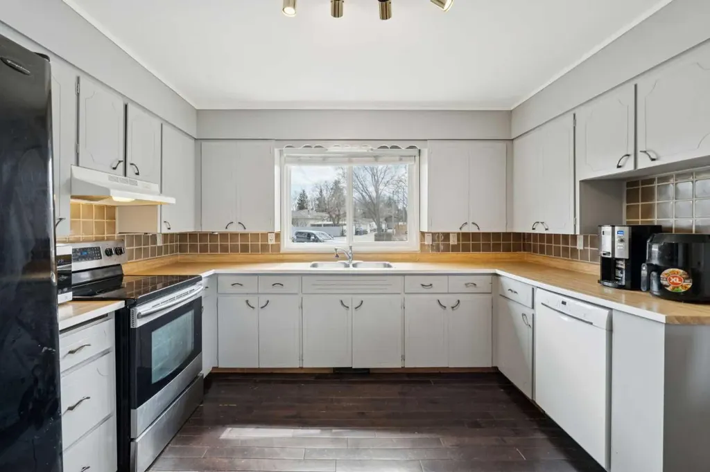 214 Springwood Place SW Calgary AB T2W 0L3