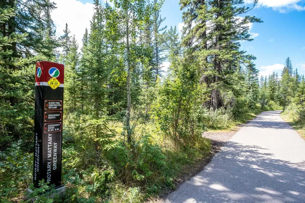 30 Discovery Ridge Close SW Calgary AB T3H 5X5