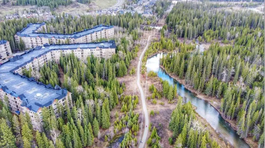 30 Discovery Ridge Close SW Calgary AB T3H 5X5