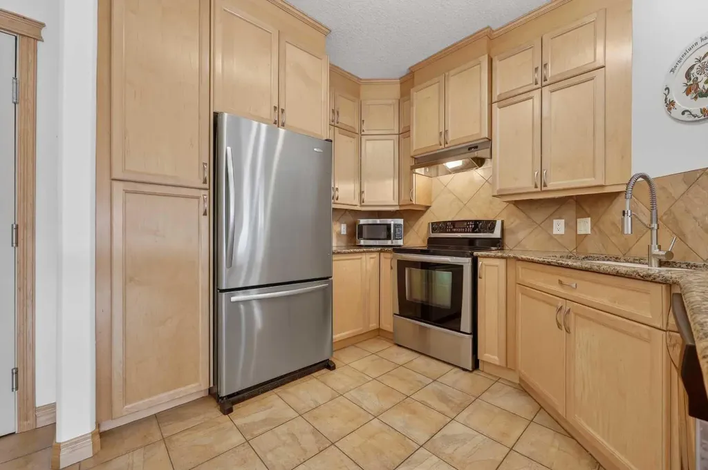 30 Discovery Ridge Close SW Calgary AB T3H 5X5