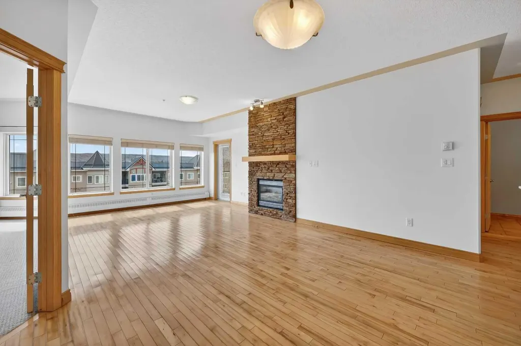 30 Discovery Ridge Close SW Calgary AB T3H 5X5