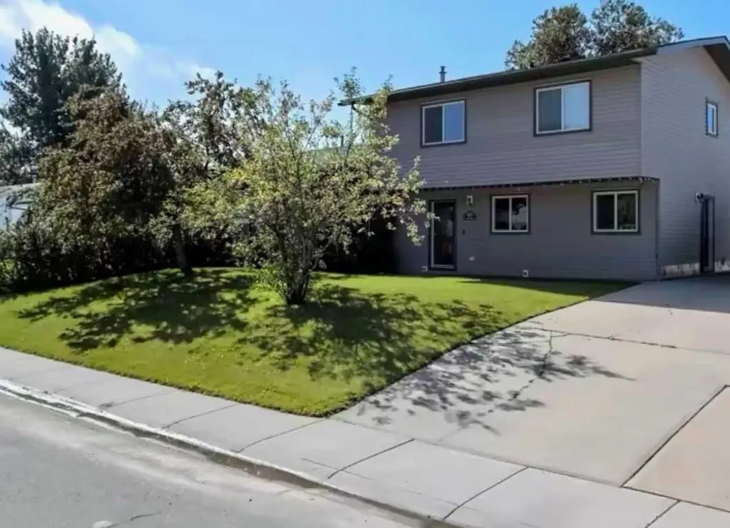 501 7 Avenue Fox Creek AB T0H 1P0