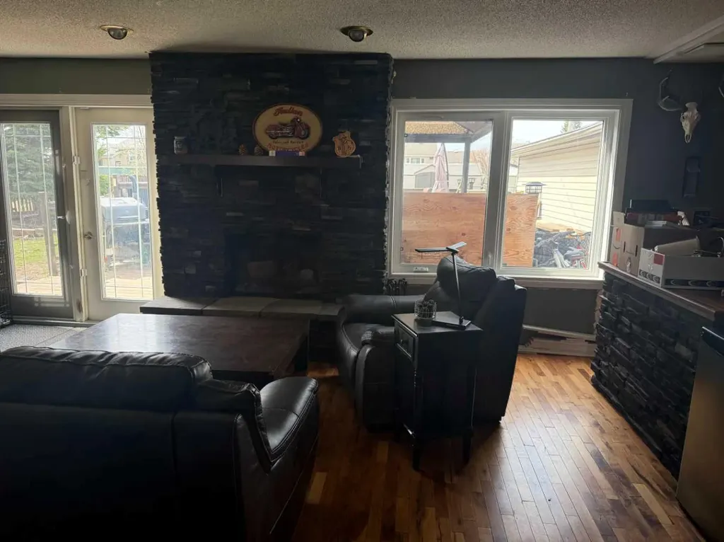501 7 Avenue Fox Creek AB T0H 1P0