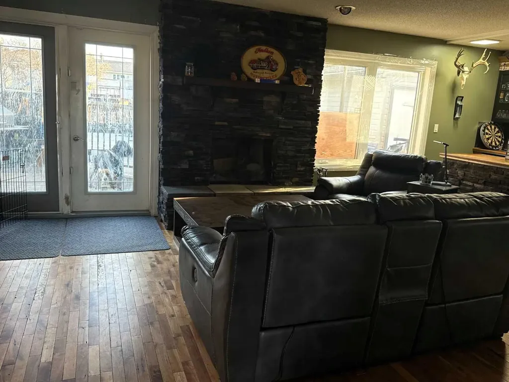 501 7 Avenue Fox Creek AB T0H 1P0