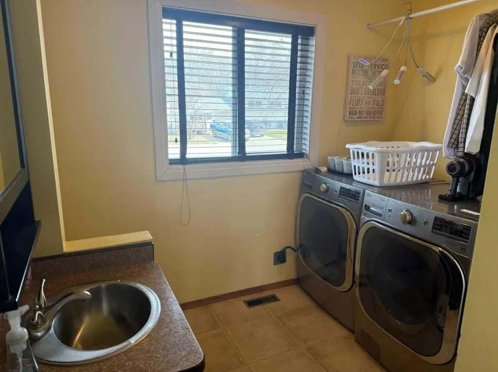 501 7 Avenue Fox Creek AB T0H 1P0