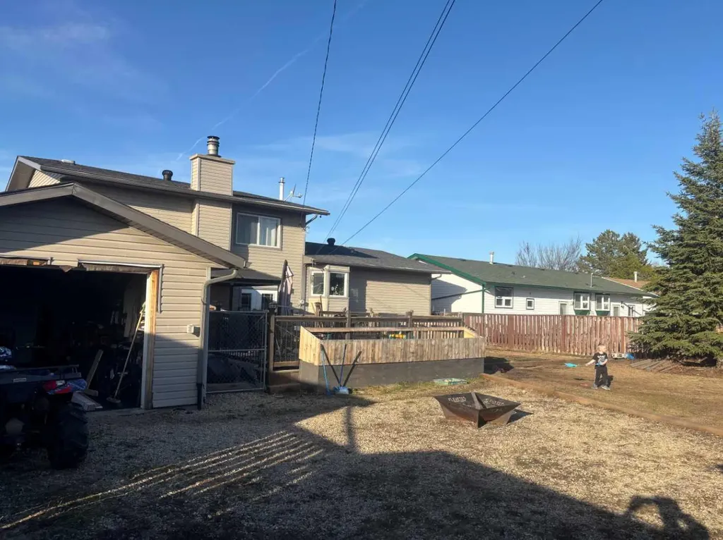 501 7 Avenue Fox Creek AB T0H 1P0