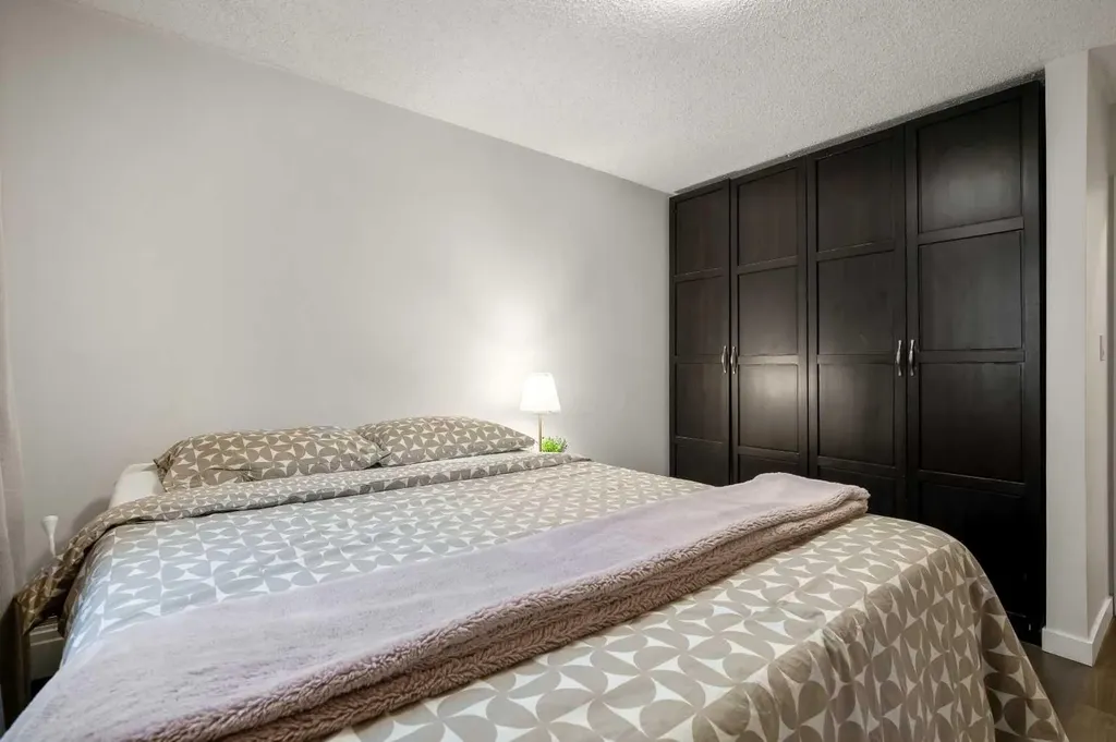 523 15 Avenue SW Calgary AB T2R0R3