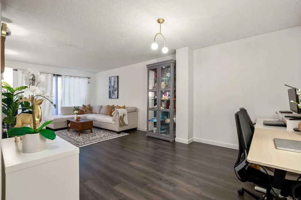 523 15 Avenue SW Calgary AB T2R0R3
