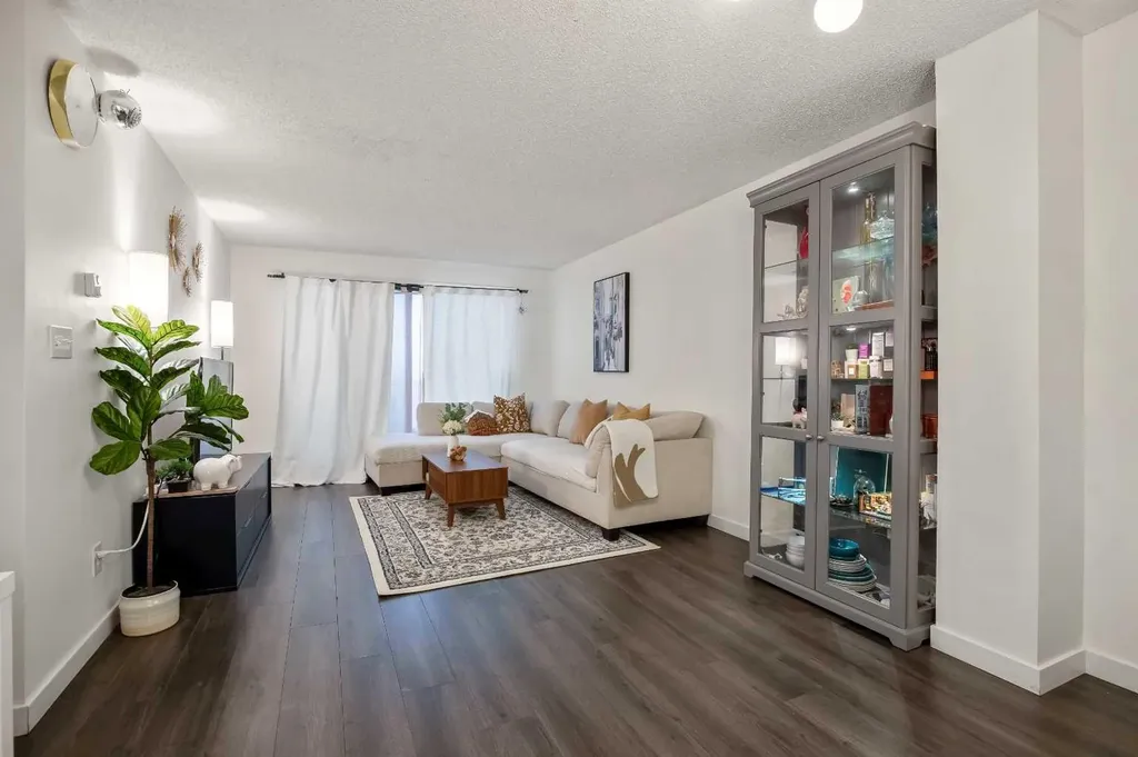 523 15 Avenue SW Calgary AB T2R0R3
