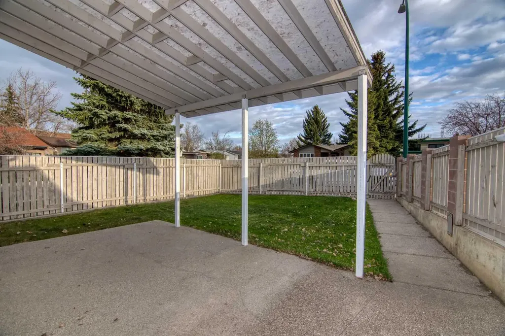 197 Oxford Road W Lethbridge AB T1K 4V6
