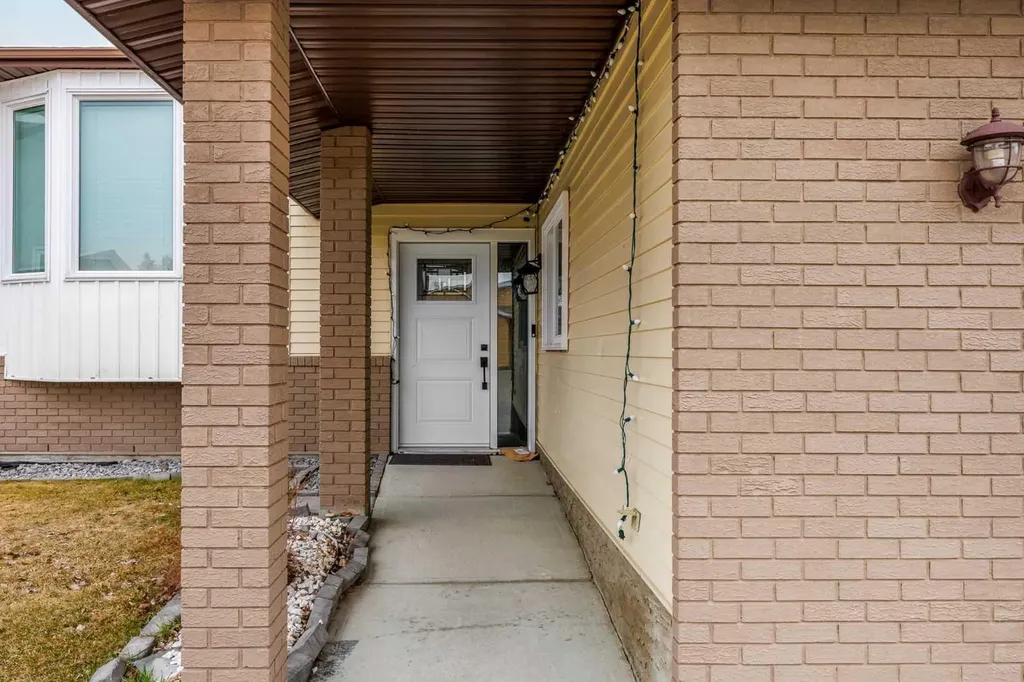 1305 10 Avenue SE High River AB T0L 1B0
