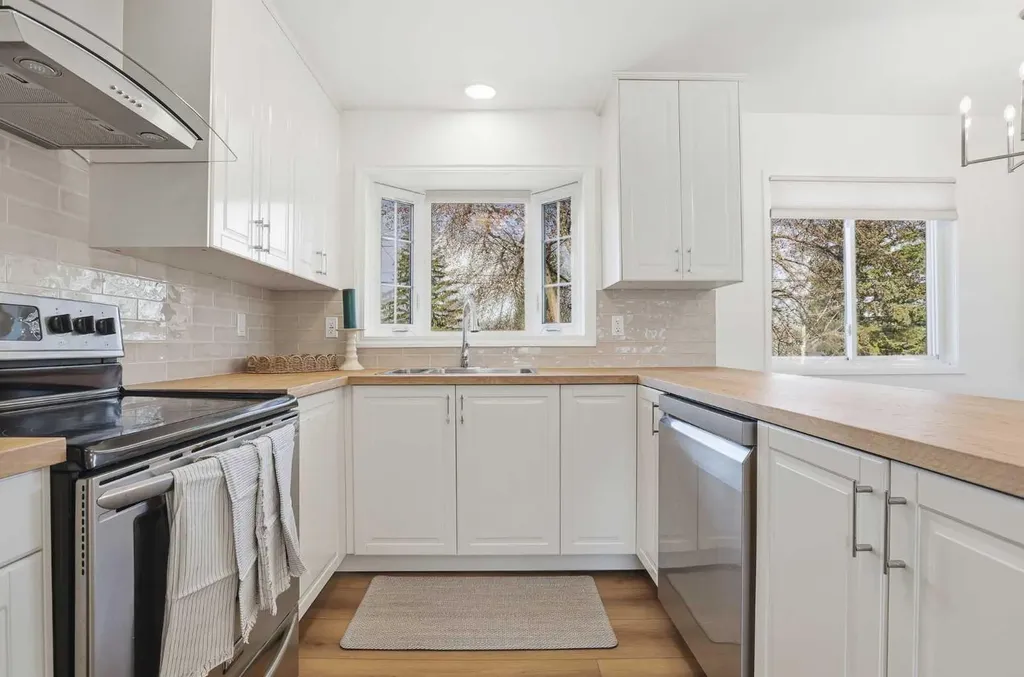 431 Queen Charlotte Drive SE Calgary AB T2J 4H2