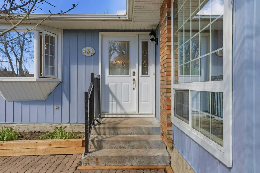 431 Queen Charlotte Drive SE Calgary AB T2J 4H2