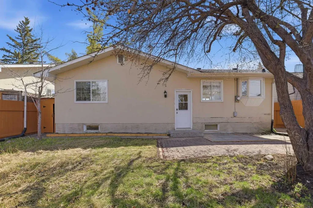 431 Queen Charlotte Drive SE Calgary AB T2J 4H2