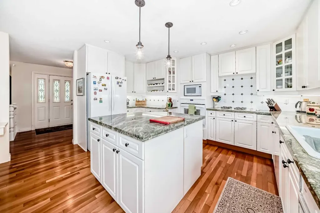 123 Varsity Estates Grove NW Calgary AB T3B 4C8