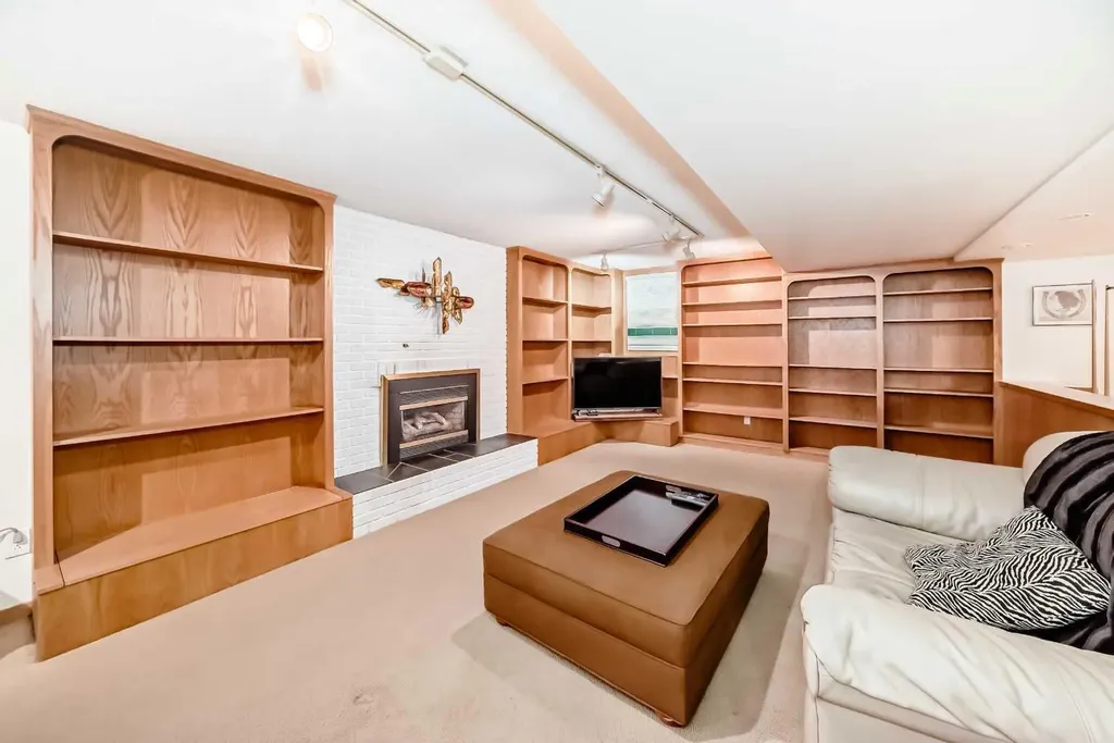 123 Varsity Estates Grove NW Calgary AB T3B 4C8