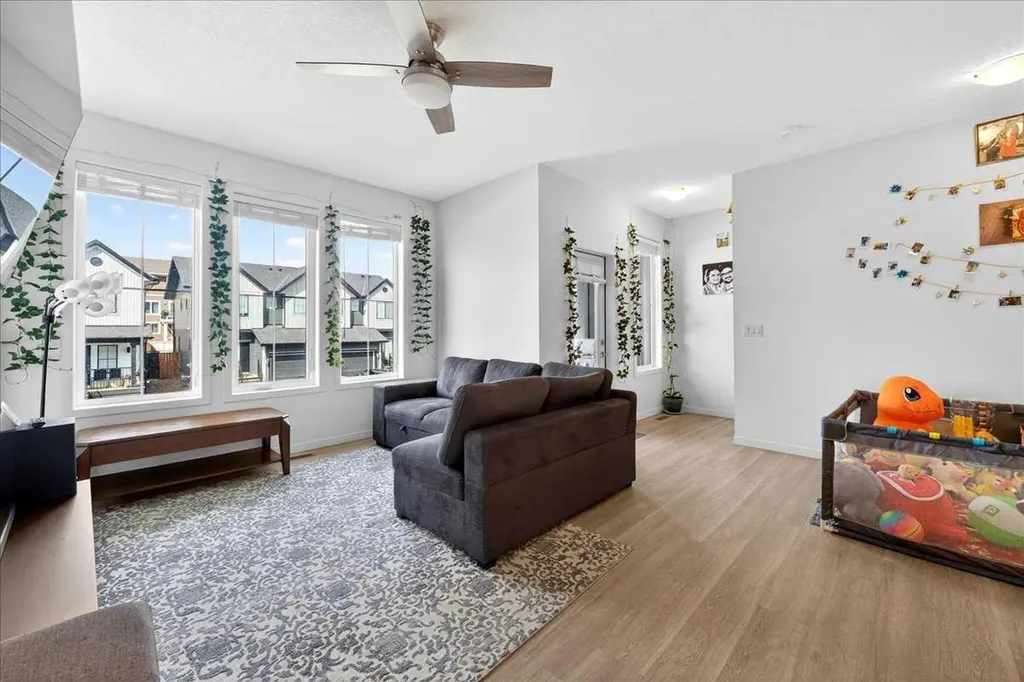 663 South Point Heath SW Airdrie AB T4B5H7