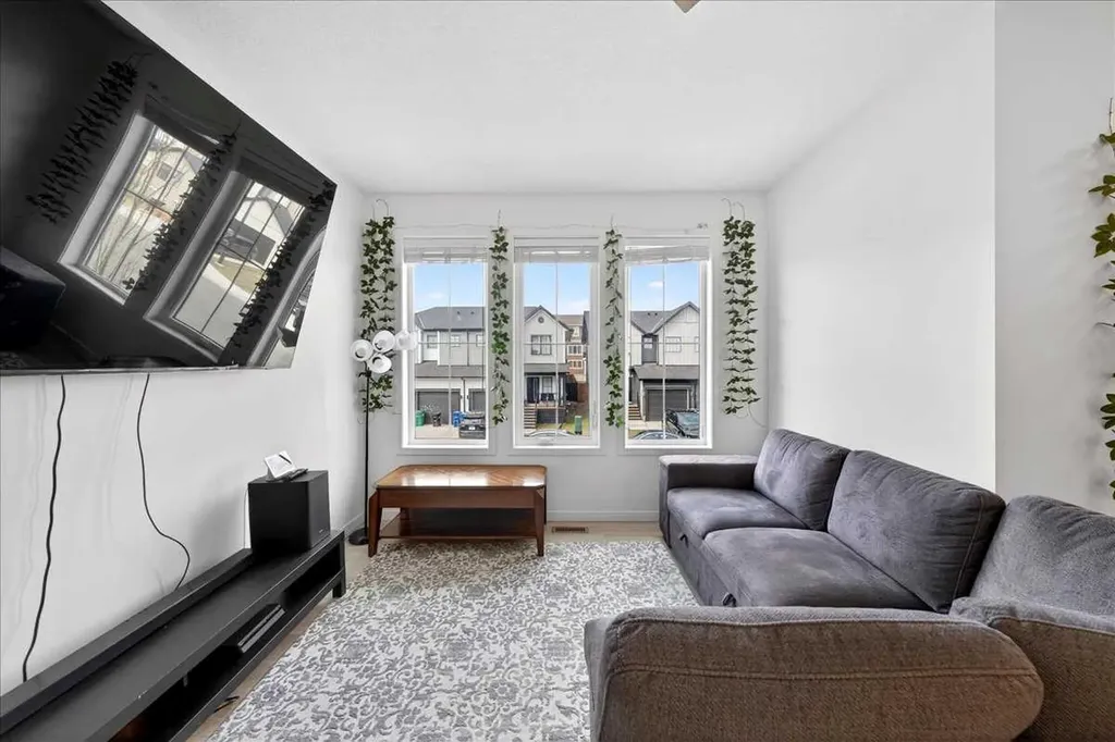 663 South Point Heath SW Airdrie AB T4B5H7