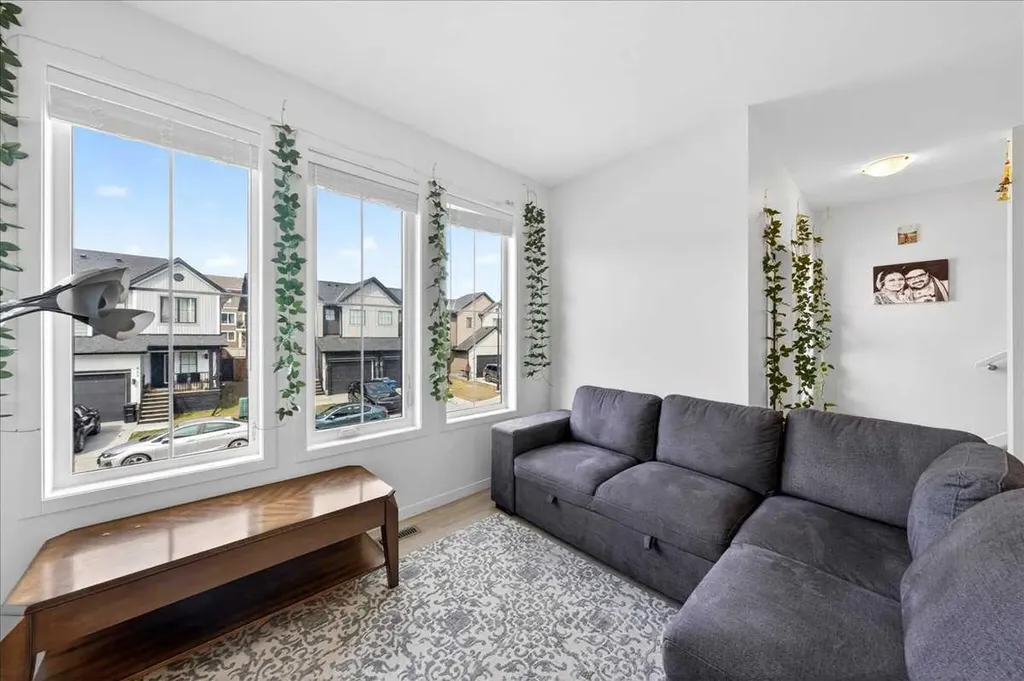 663 South Point Heath SW Airdrie AB T4B5H7