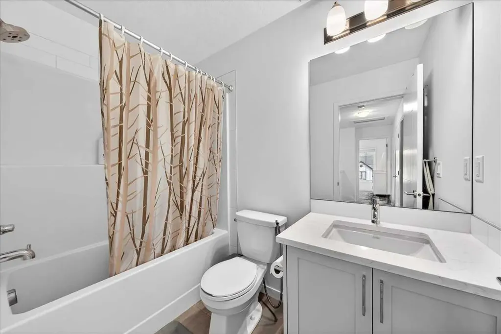 663 South Point Heath SW Airdrie AB T4B5H7