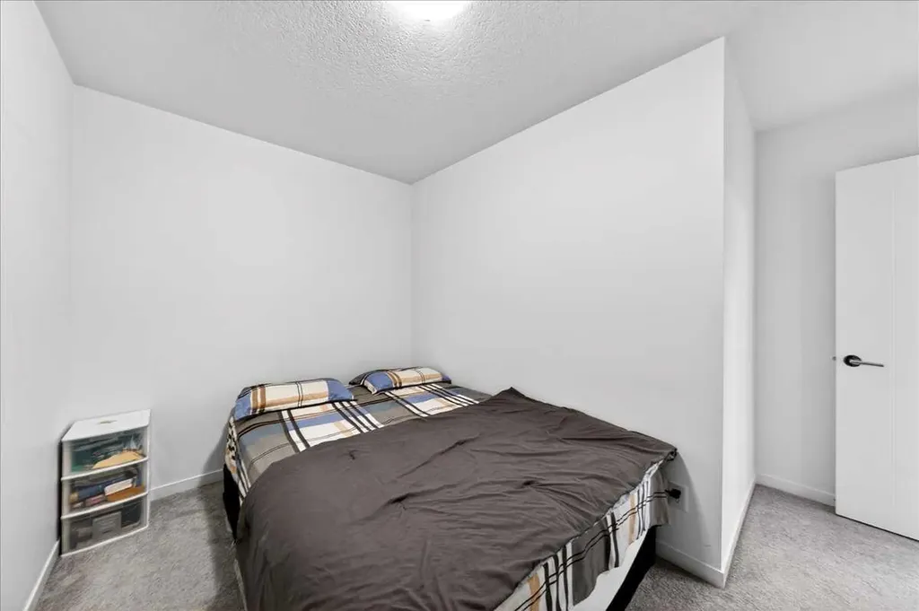 663 South Point Heath SW Airdrie AB T4B5H7