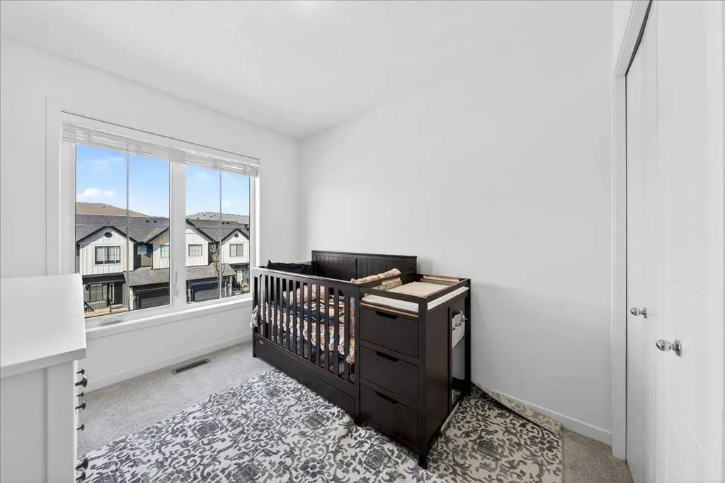 663 South Point Heath SW Airdrie AB T4B5H7