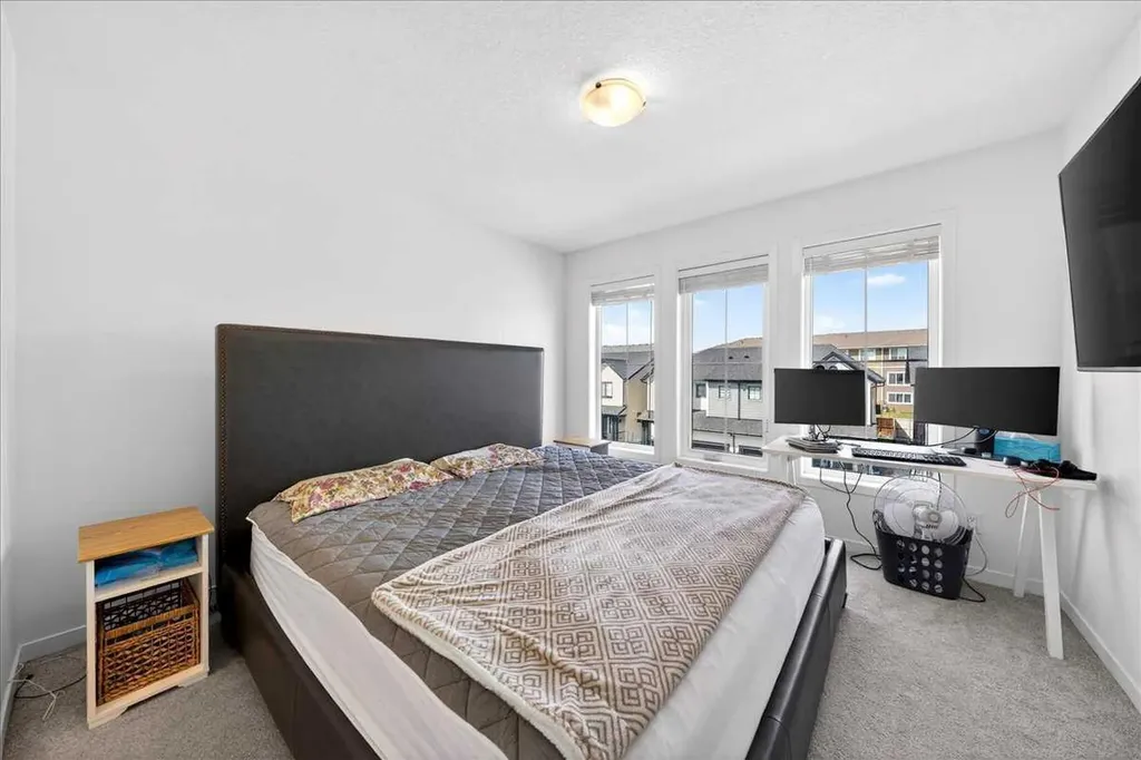 663 South Point Heath SW Airdrie AB T4B5H7