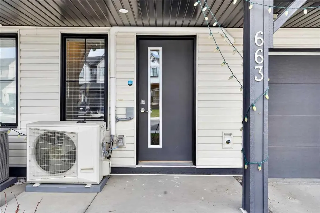 663 South Point Heath SW Airdrie AB T4B5H7