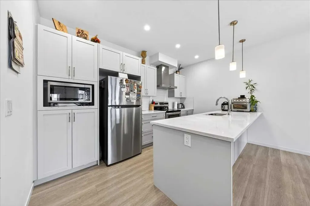 663 South Point Heath SW Airdrie AB T4B5H7