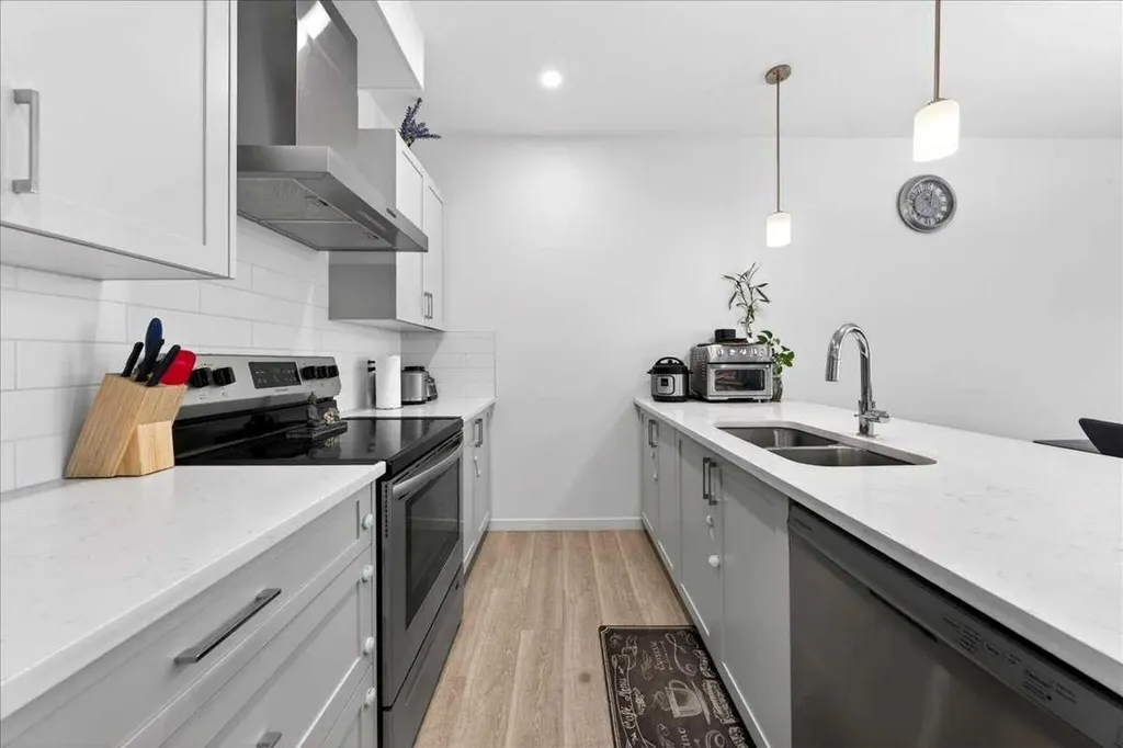 663 South Point Heath SW Airdrie AB T4B5H7