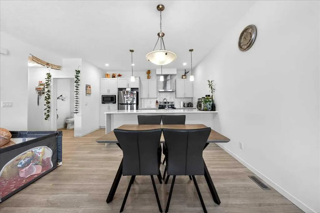 663 South Point Heath SW Airdrie AB T4B5H7