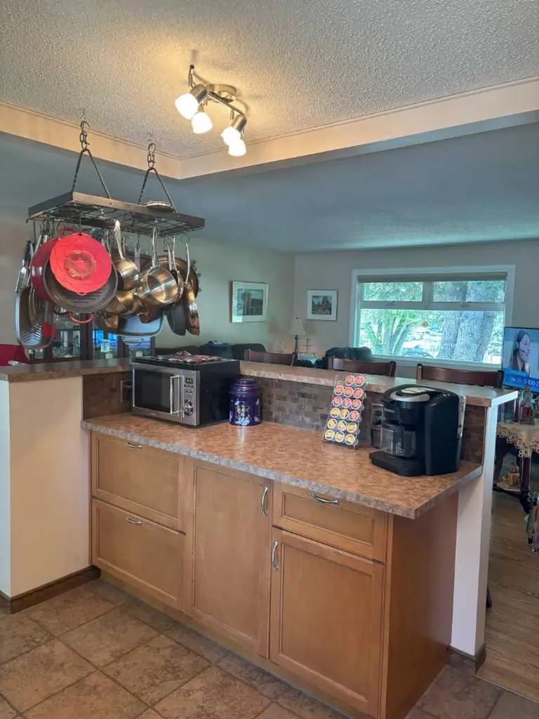 4924 40 Avenue NW Calgary AB T3A 2P1