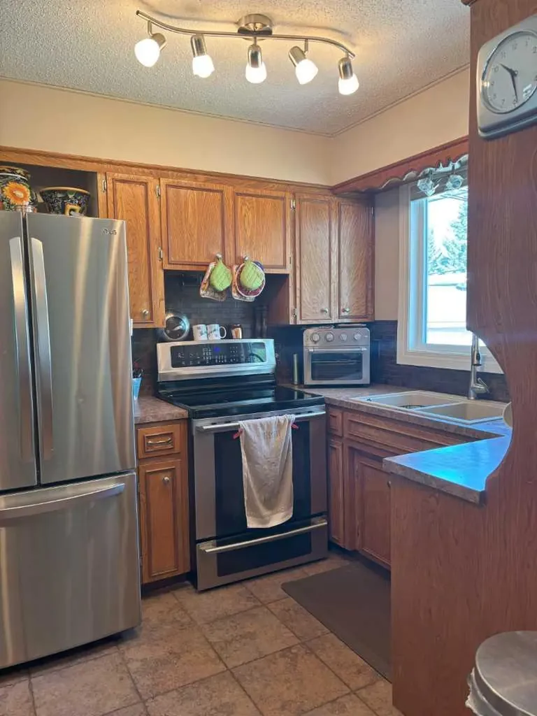 4924 40 Avenue NW Calgary AB T3A 2P1