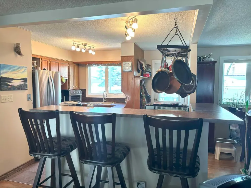 4924 40 Avenue NW Calgary AB T3A 2P1