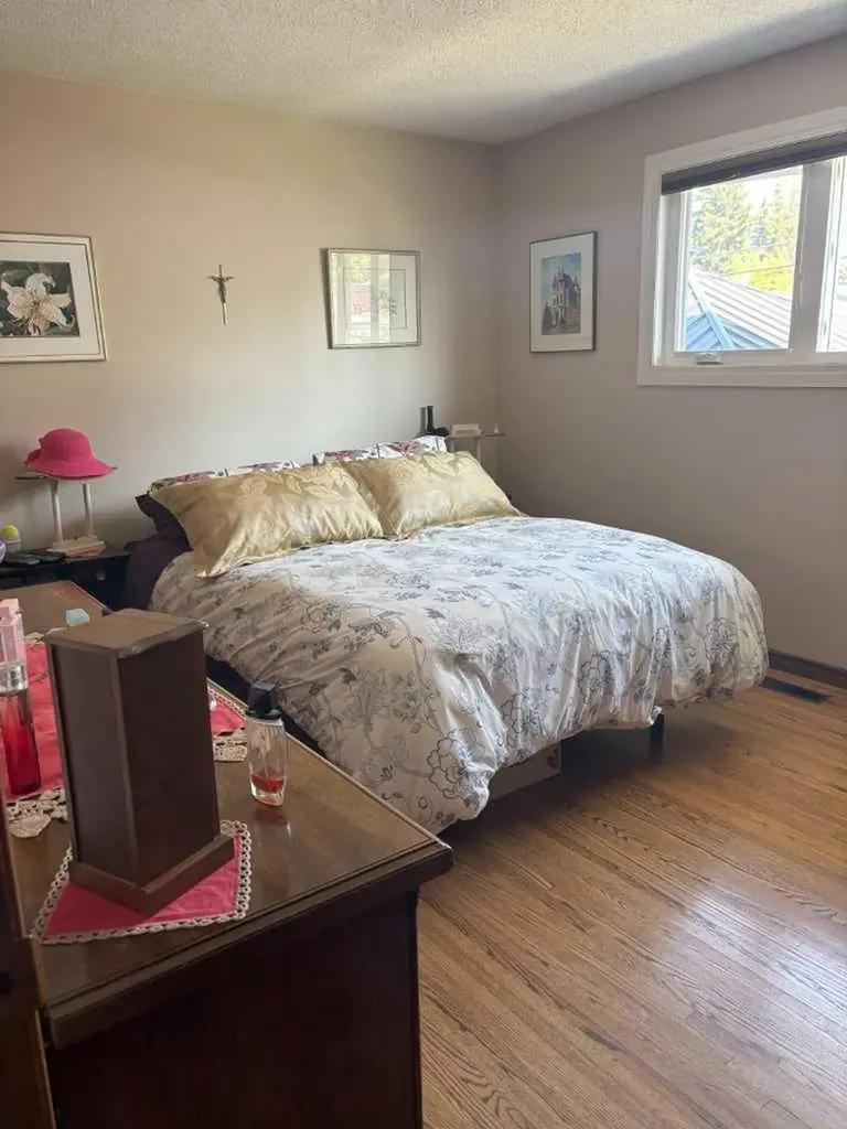 4924 40 Avenue NW Calgary AB T3A 2P1