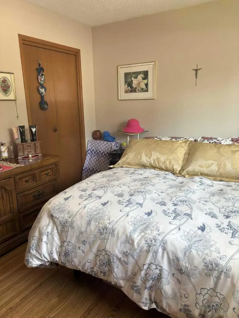 4924 40 Avenue NW Calgary AB T3A 2P1