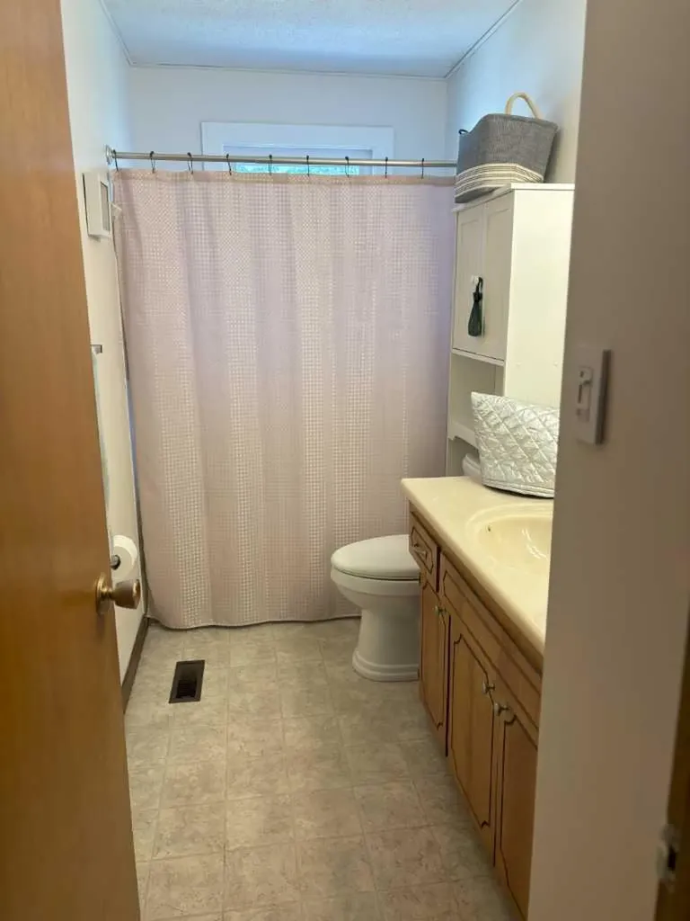 4924 40 Avenue NW Calgary AB T3A 2P1