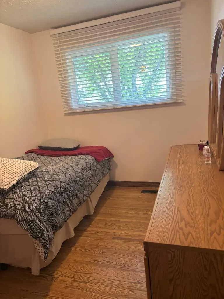 4924 40 Avenue NW Calgary AB T3A 2P1