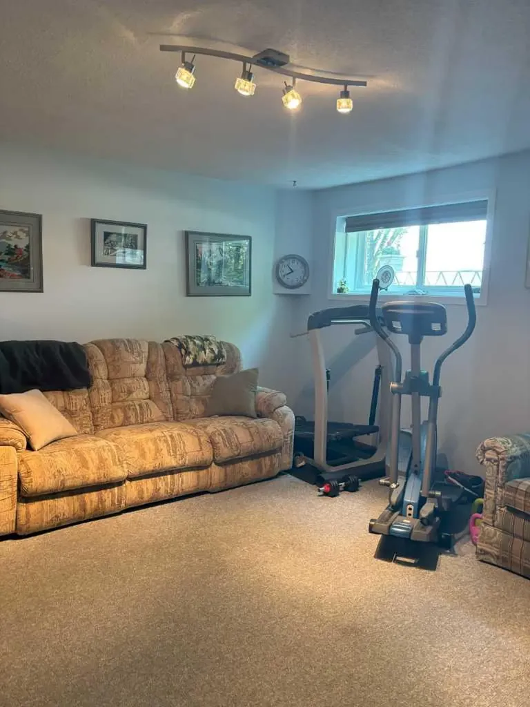 4924 40 Avenue NW Calgary AB T3A 2P1