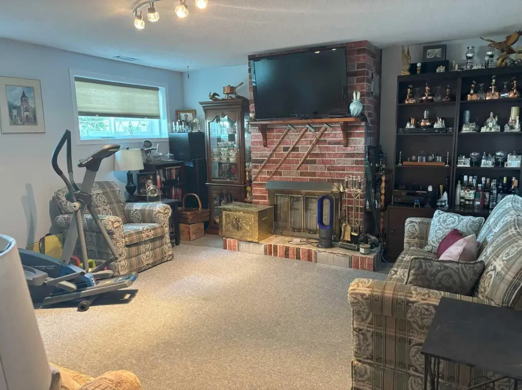 4924 40 Avenue NW Calgary AB T3A 2P1