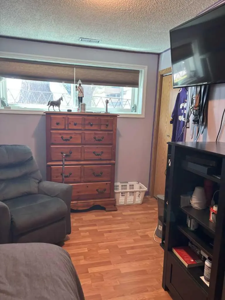 4924 40 Avenue NW Calgary AB T3A 2P1