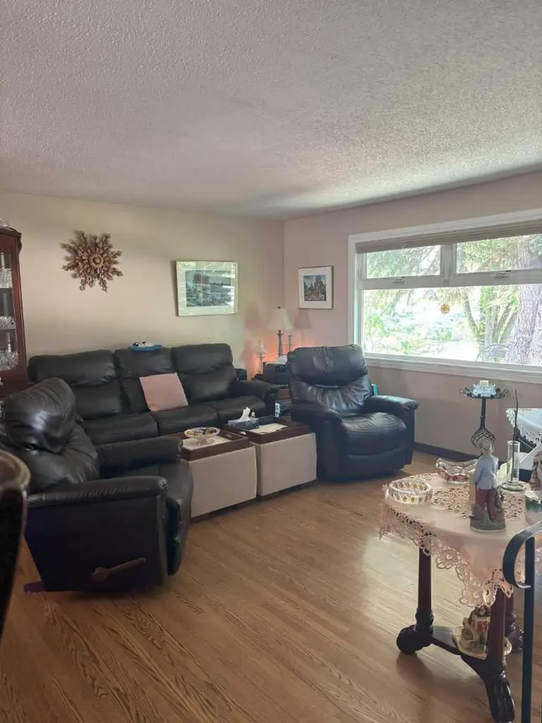 4924 40 Avenue NW Calgary AB T3A 2P1