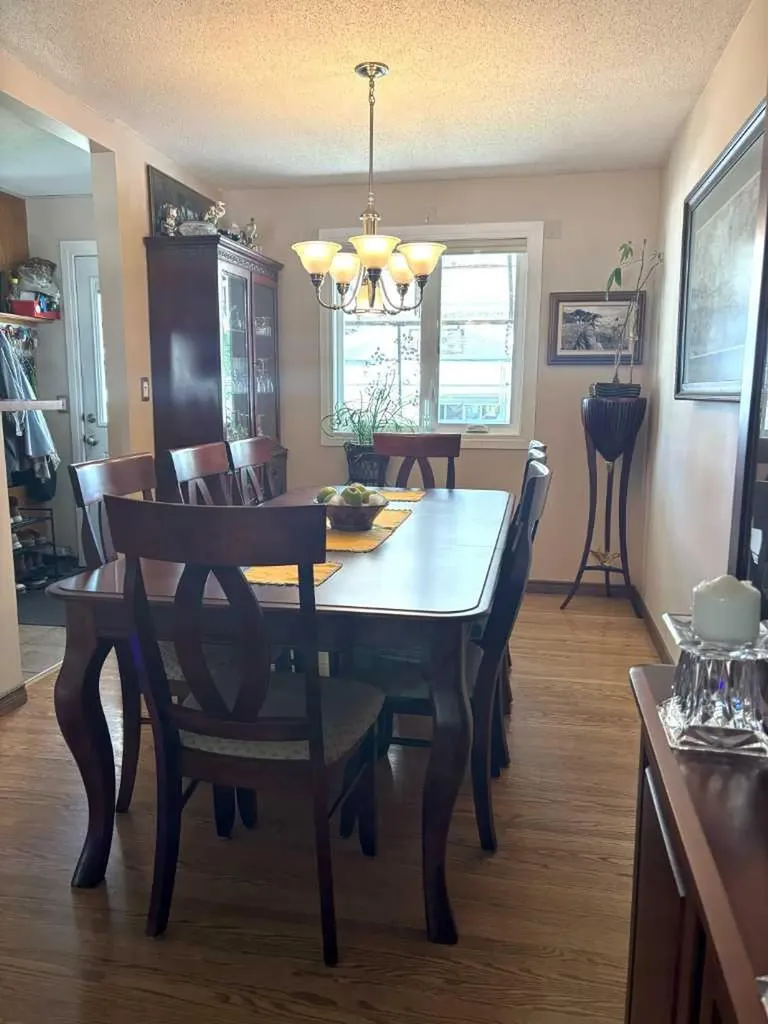 4924 40 Avenue NW Calgary AB T3A 2P1