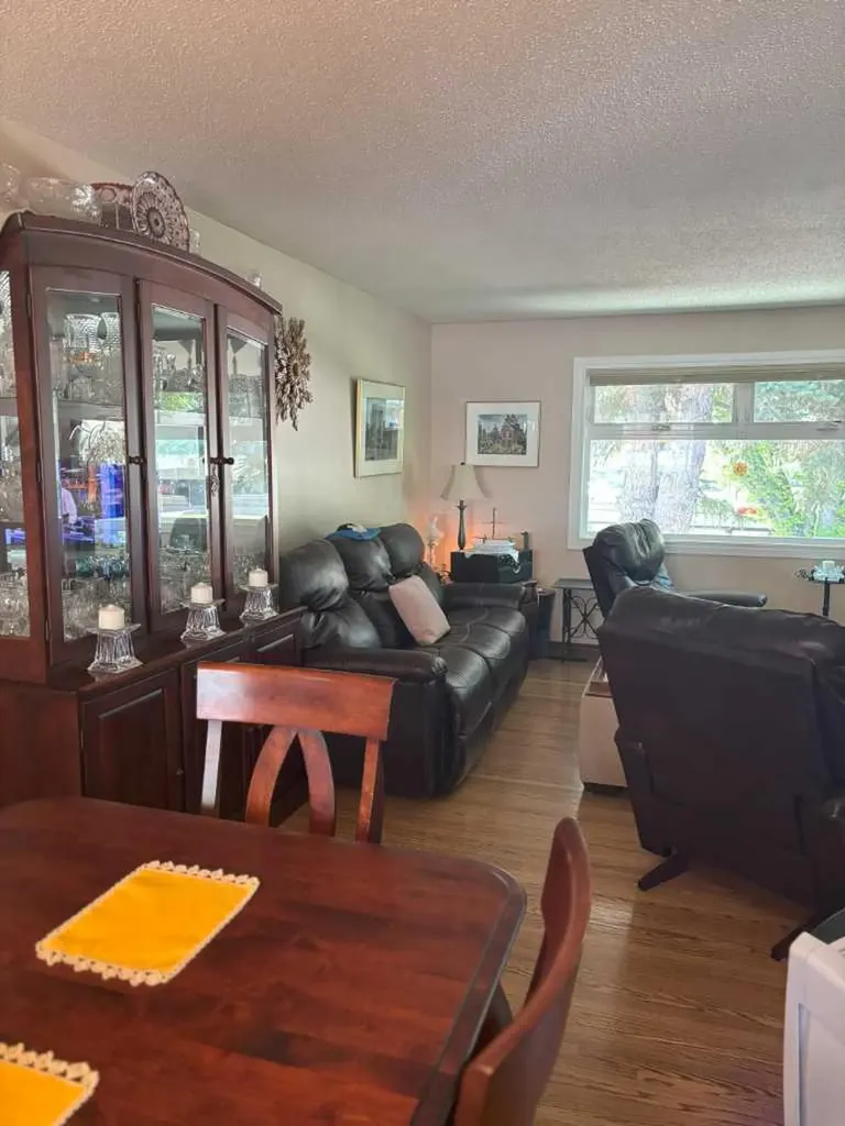 4924 40 Avenue NW Calgary AB T3A 2P1