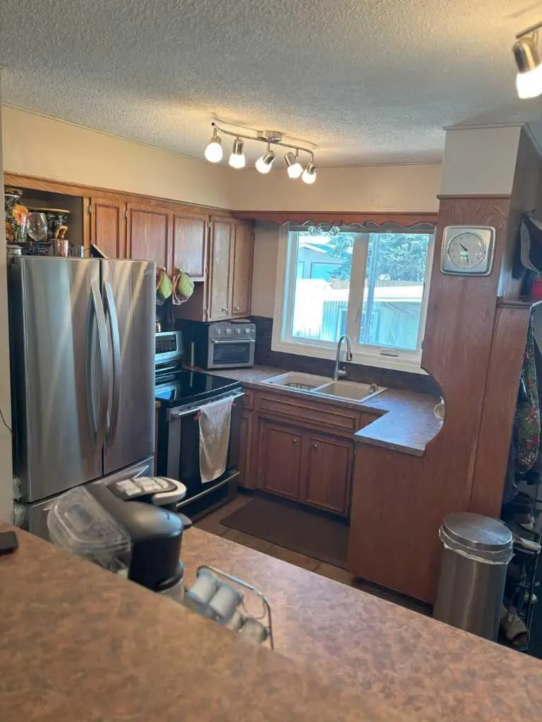 4924 40 Avenue NW Calgary AB T3A 2P1