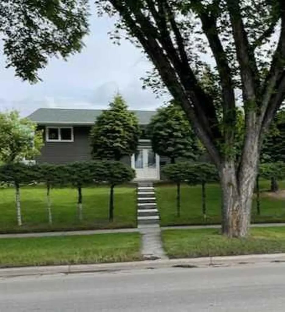 4928 40 Avenue NW Calgary AB T3A 0X2